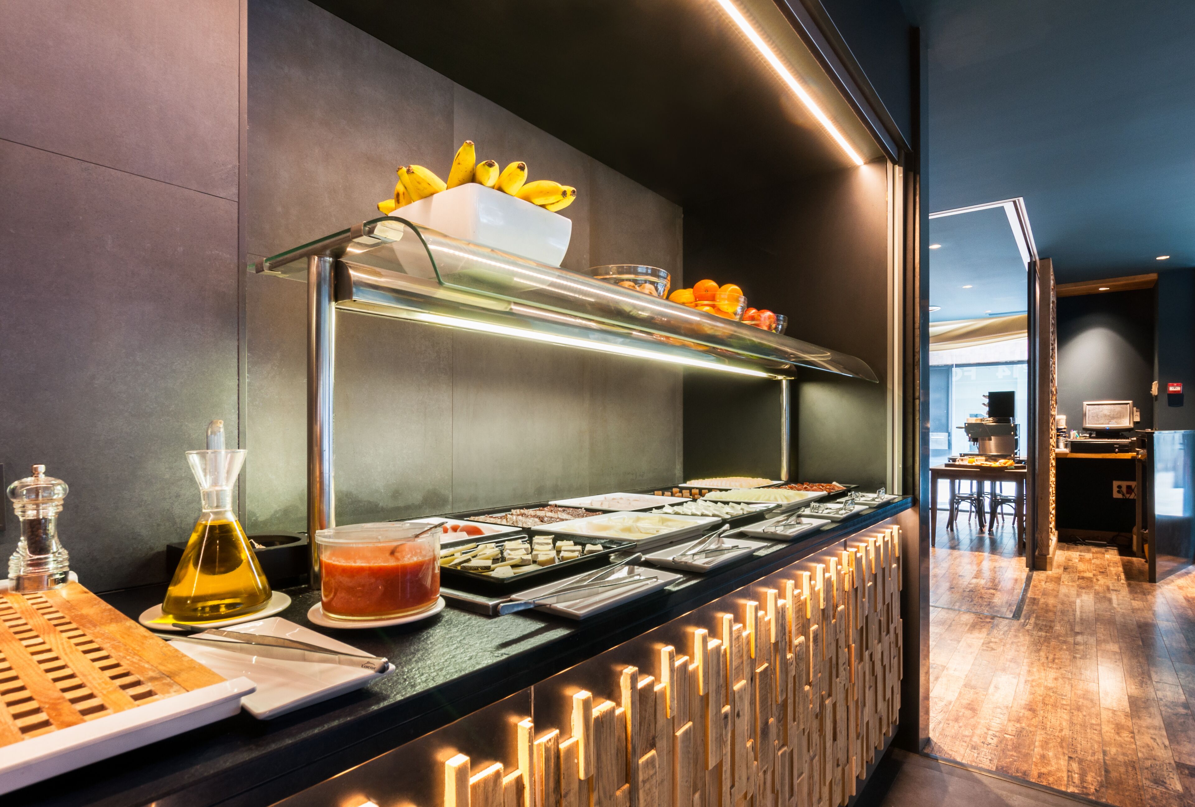 Uma mesa de buffet com diversos alimentos e acompanhamentos.