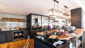 Une cuisine moderne avec un espace buffet proposant une variété de produits de boulangerie et de pâtisserie.
