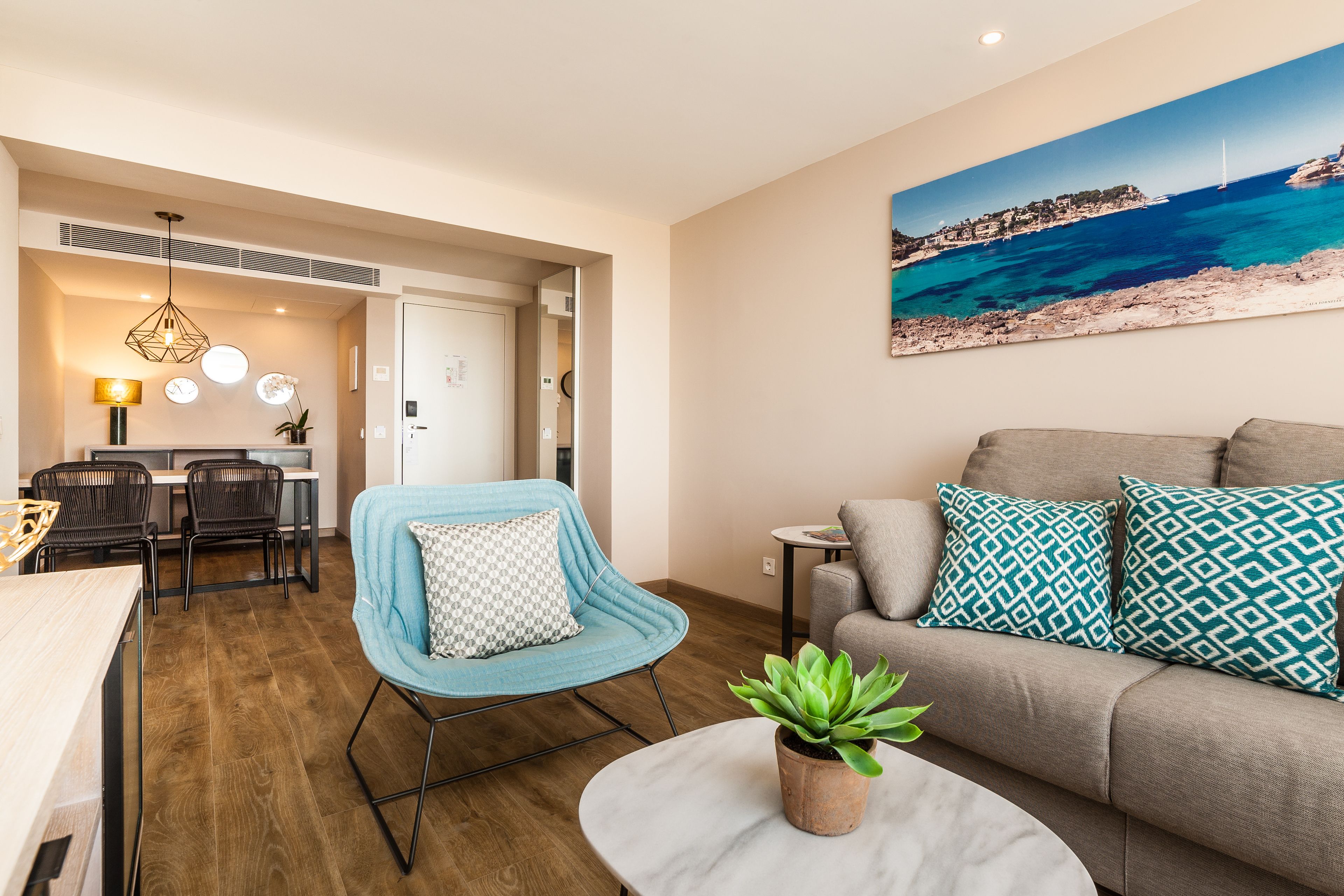 Minibar, safe på rommet, skrivebord og blendingsgardiner