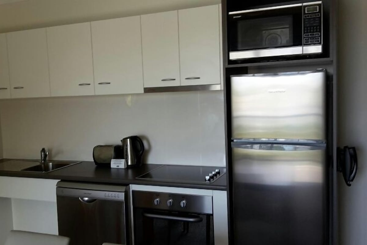 Cocina privada | Frigorífico, microondas, hervidor eléctrico y utensilios de cocina