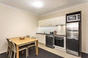 Kühlschrank, Mikrowelle, Wasserkocher mit Kaffee-/Teezubehör