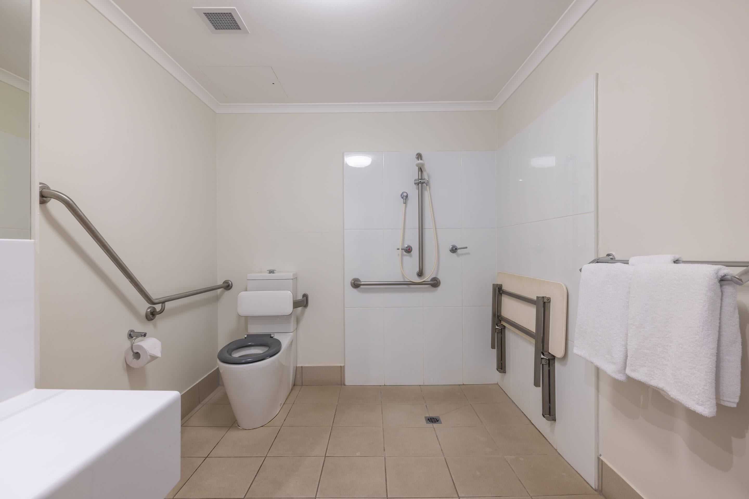 Une salle de bain équipée de toilettes, d’un bidet et d’une douche.