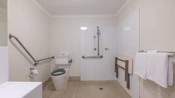 Une salle de bain équipée de toilettes, d’un bidet et d’une douche.