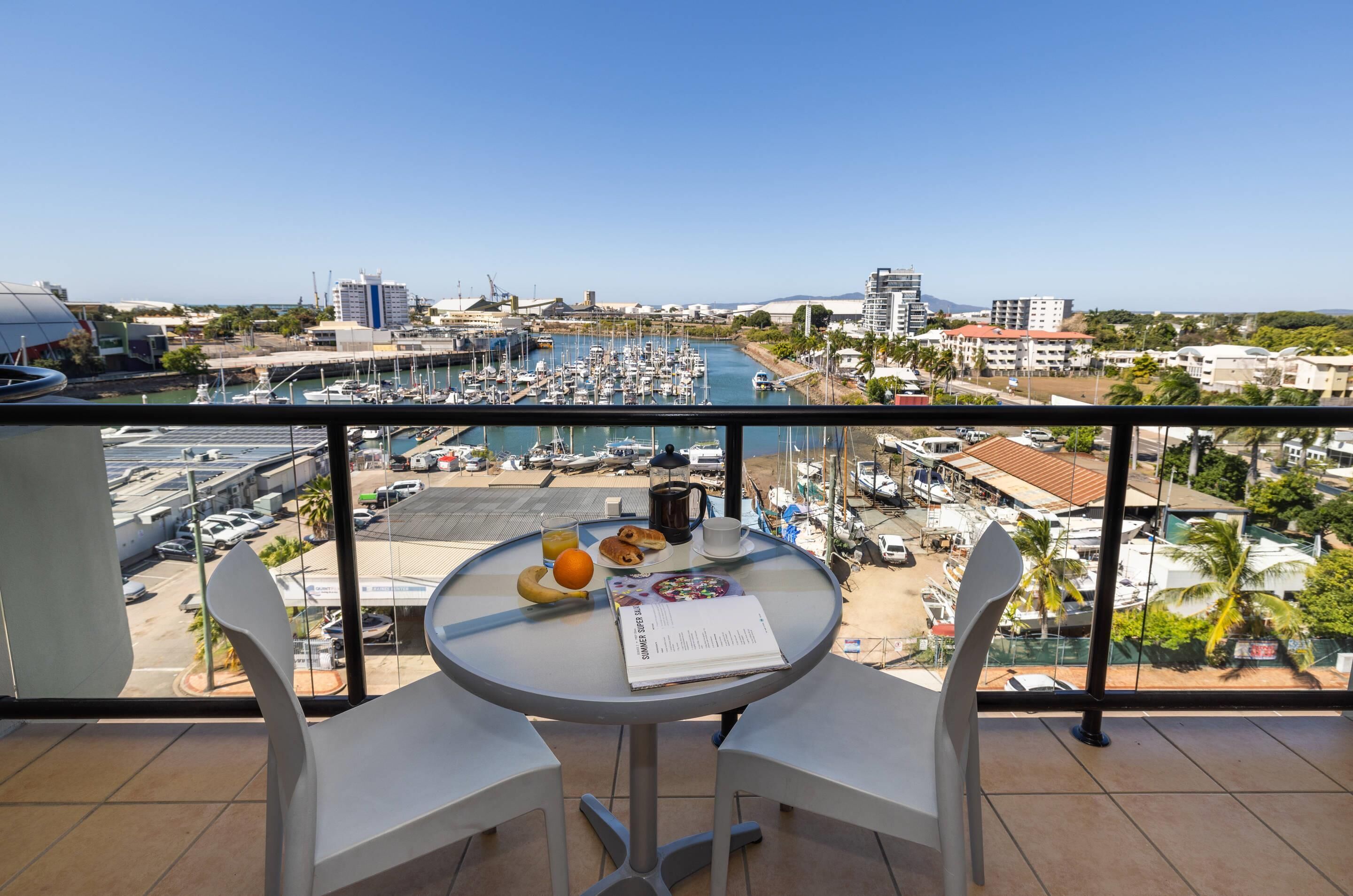 Quarto, 1 cama King, para não fumantes (Efficiency) | Roupas de cama premium, escrivaninha, cortinas blackout