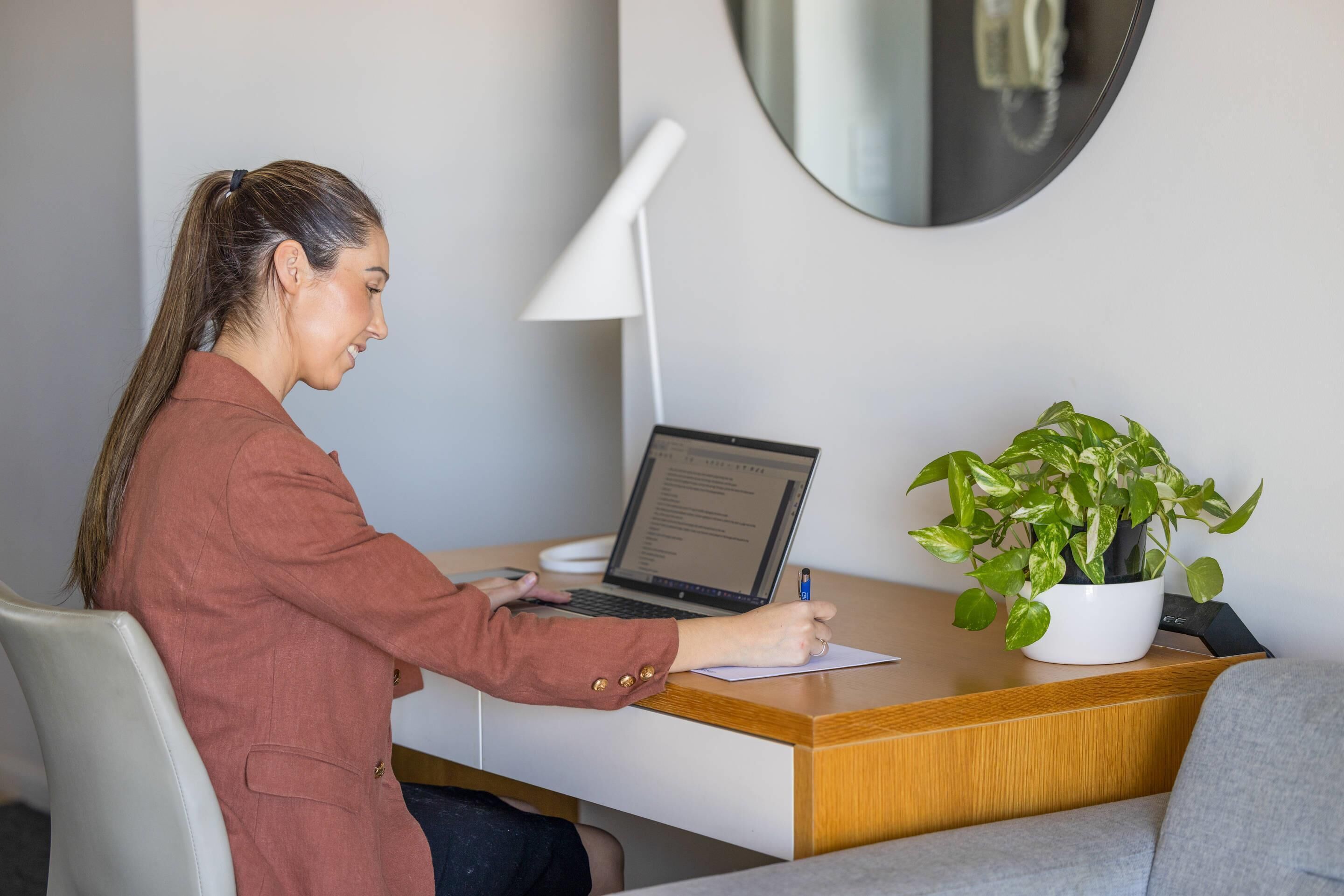 Quarto standard, 1 cama King, para não fumantes | Roupas de cama premium, escrivaninha, cortinas blackout