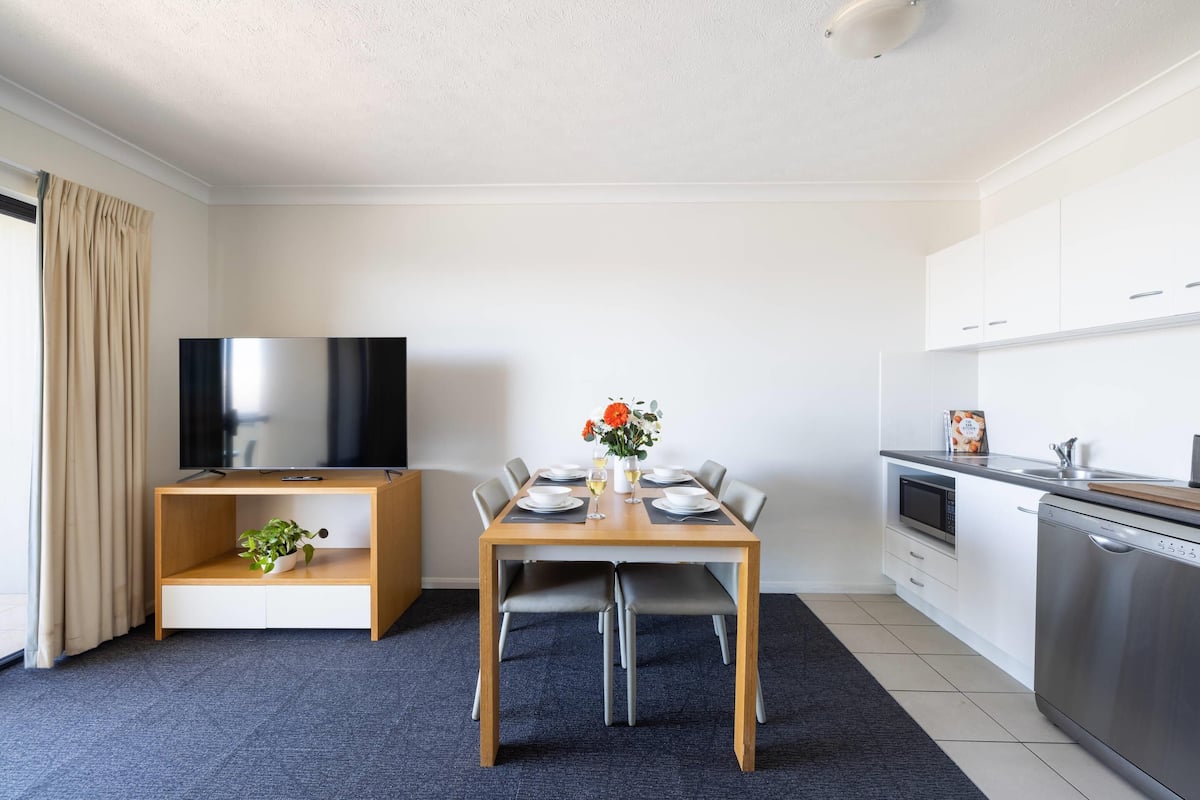 Suite, 1 Queen Bed, Non Smoking (Efficiency) | Premium bedding, desk, blackout curtains, iron/ironing board