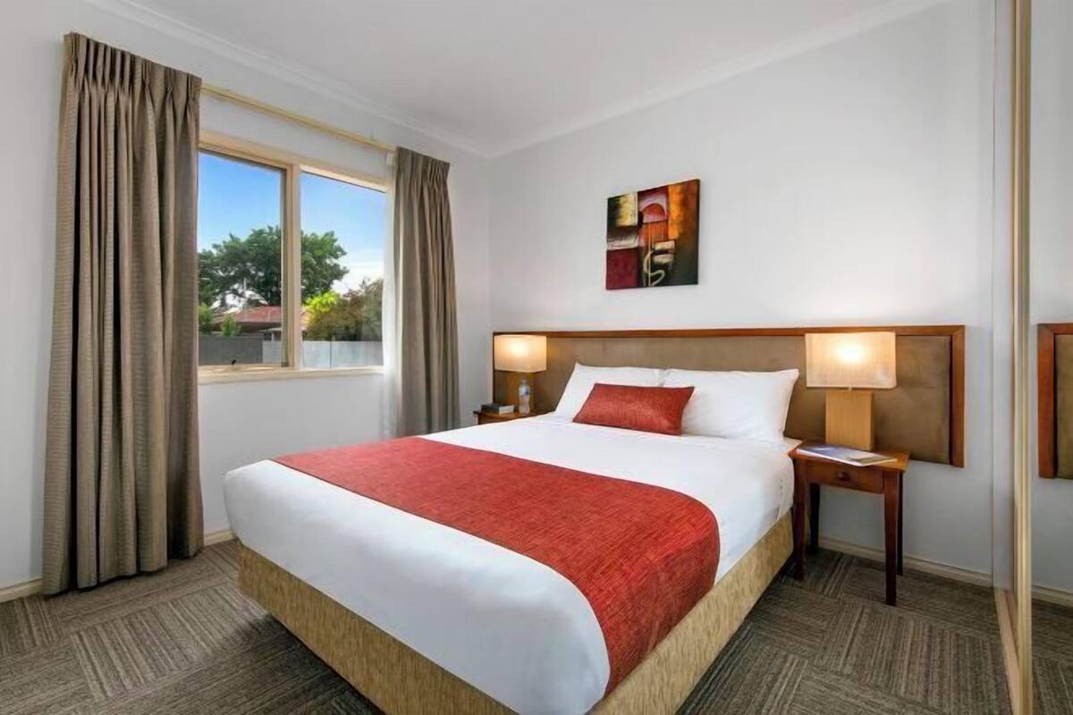 Minibar, escritorio, cortinas opacas y sistema de insonorización