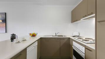 Full-sized fridge, microwave, oven, stovetop