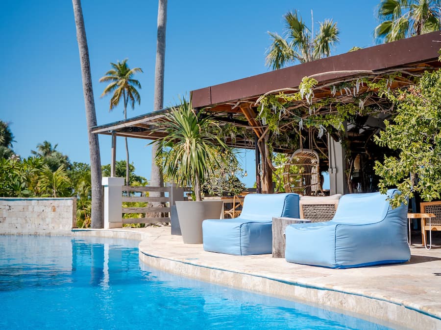 2 outdoor pools, free cabanas, sun loungers