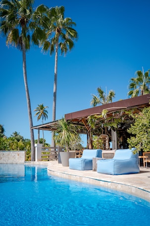 2 piscinas al aire libre, camas de piscina gratis