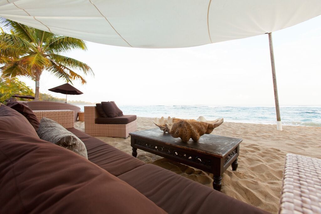 En la playa, camas de playa gratuitas, camastros y sombrillas 