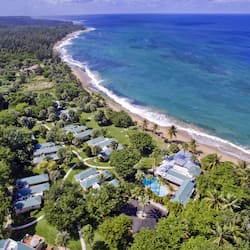 Plage privée, cabines gratuites, chaises longues, parasols