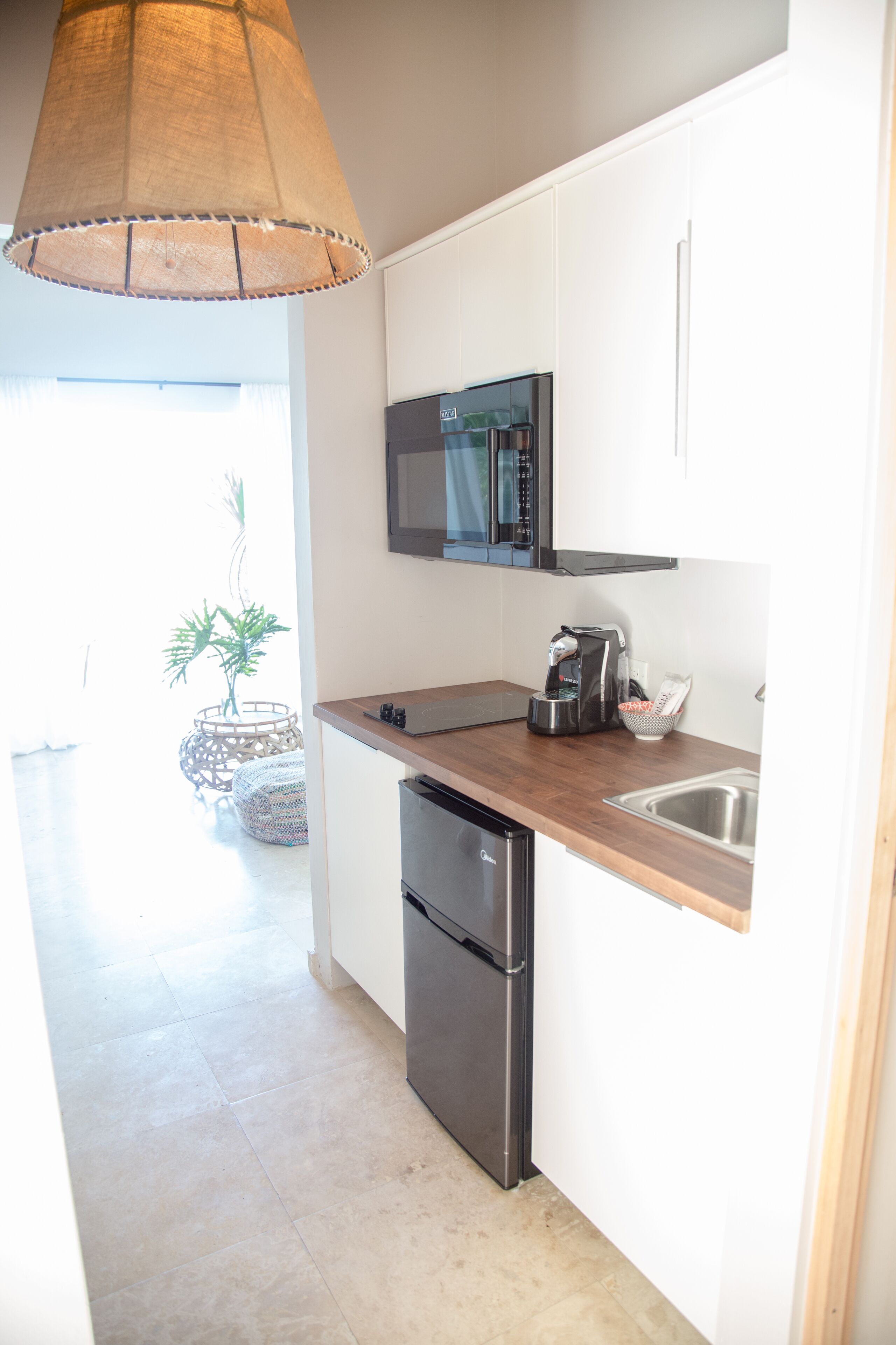 fridge, coffee/tea maker