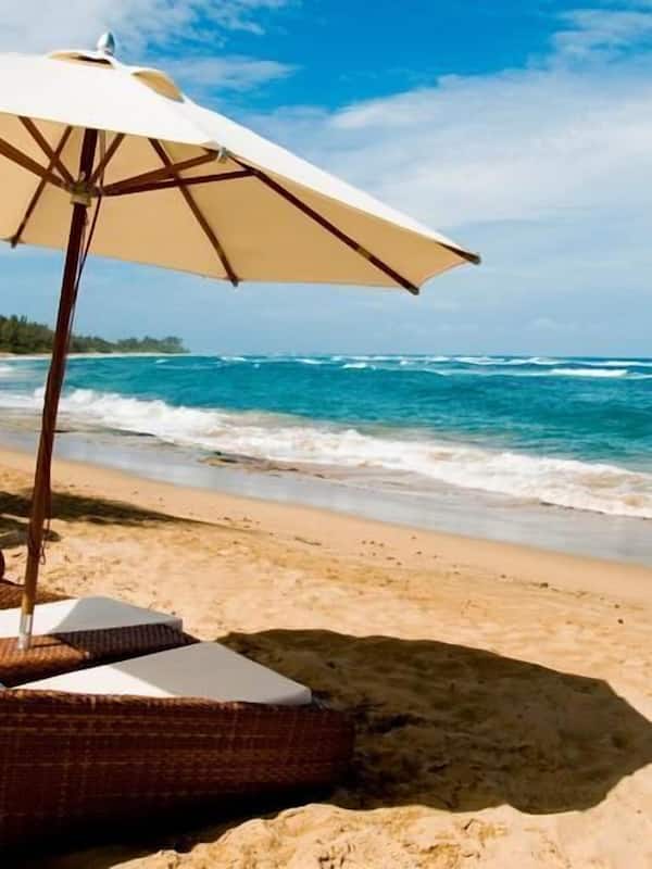 Plage privée, cabines gratuites, chaises longues, parasols