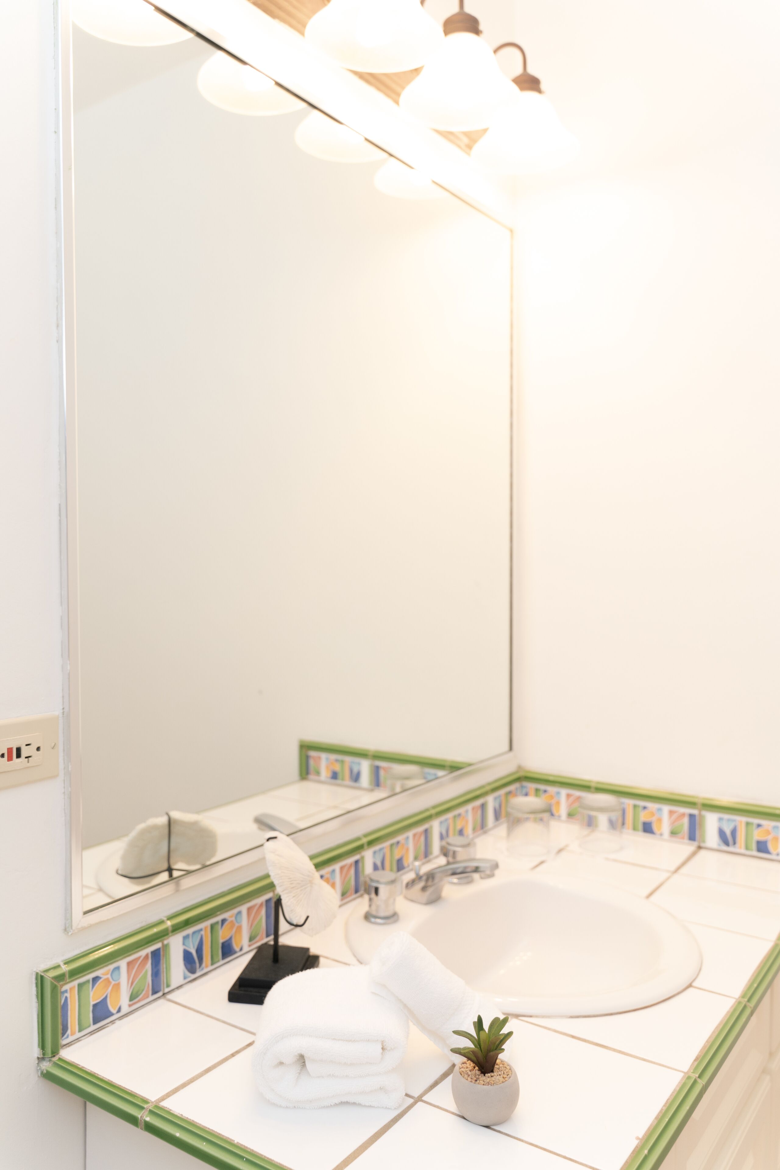 combined shower/bathtub, designer toiletries, hair dryer, towels