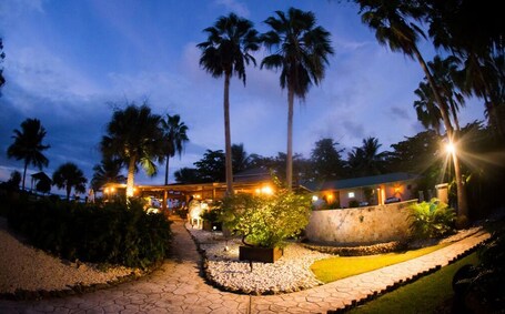 Villa Montana Beach Resort - Image 60
