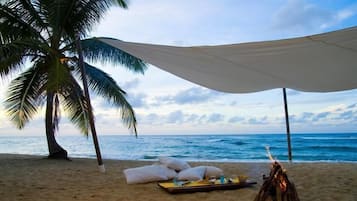 Am Strand, Cabañas (kostenlos), Liegestühle, Sonnenschirme