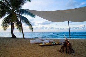 Ubicación a pie de playa, cabañas de uso gratuito, tumbonas y sombrillas