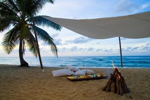 Ubicación a pie de playa, cabañas de uso gratuito, tumbonas y sombrillas