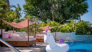 2 outdoor pools, free cabanas, sun loungers