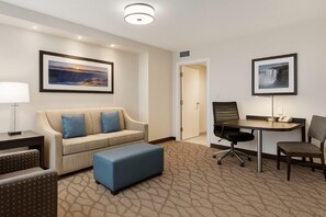 Premium-sviitti, 1 suuri parisänky ja vuodesohva | Oleskelualue | Taulutelevisio