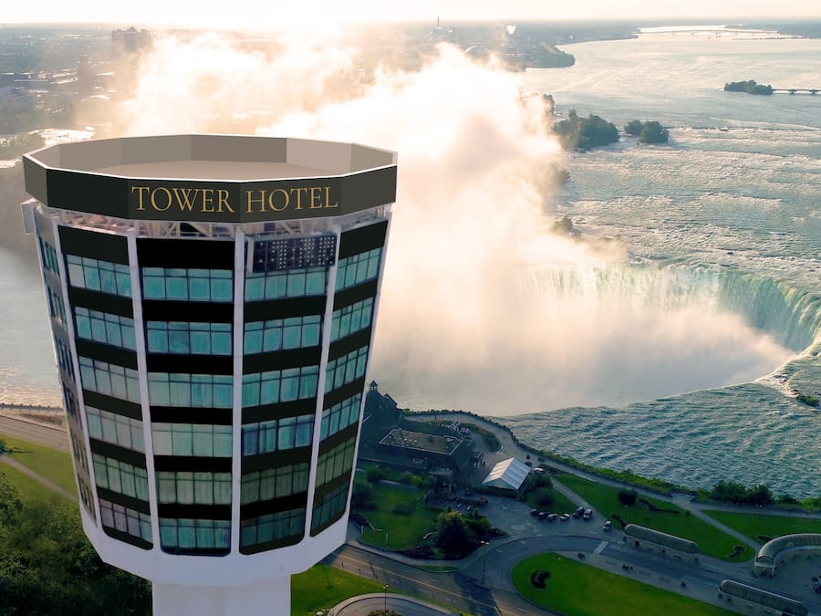 Ett hotell som heter Tower Hotel med utsikt över ett stort vattenfall.