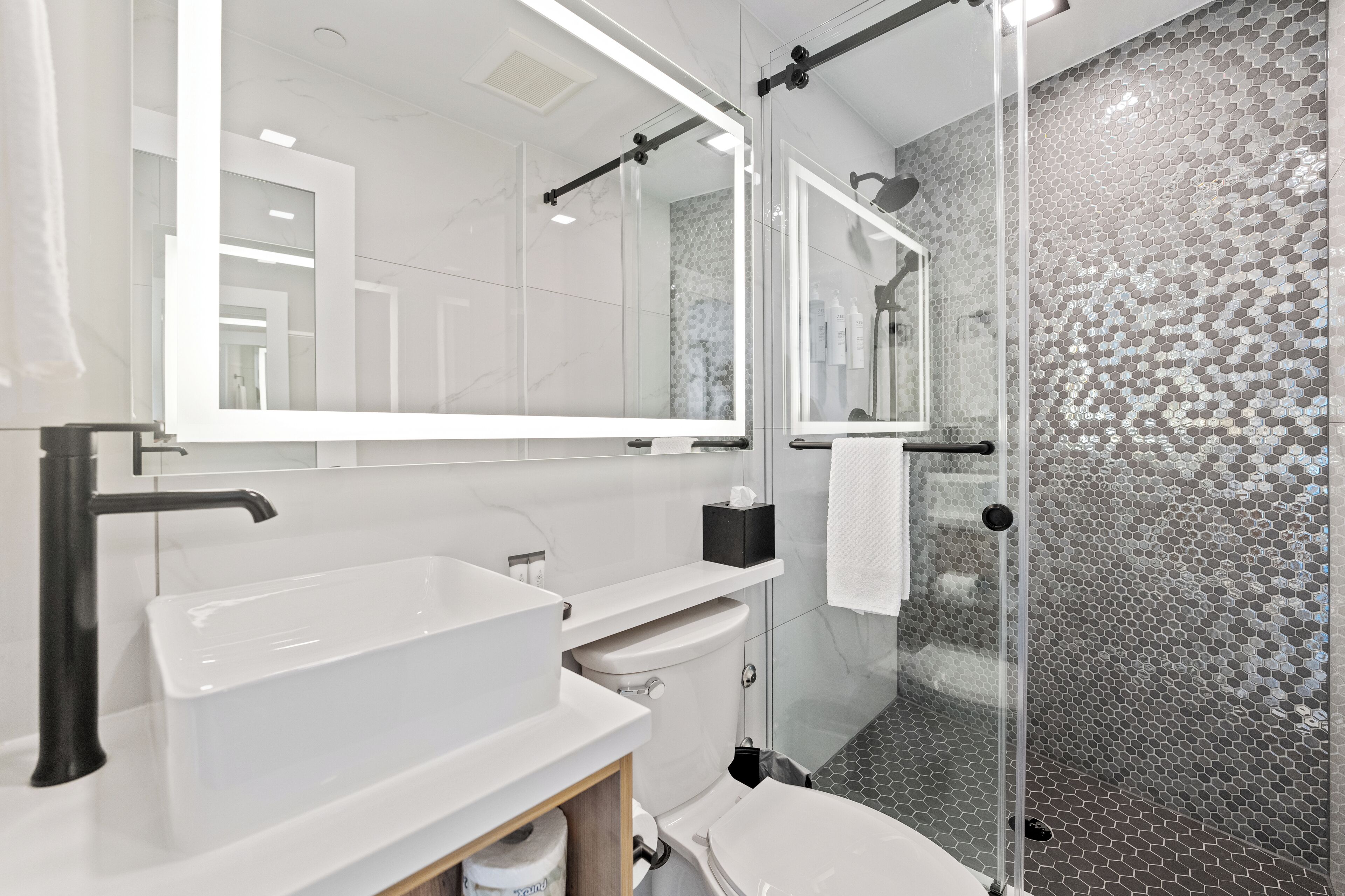 Douche, articles de toilette écologiques, sèche-cheveux