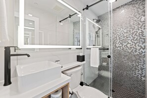 Regadera, amenidades de baño ecológicas, secadora de cabello, toallas 