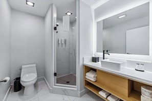 Lobby Level Room - No view | Bathroom | Shower, eco-friendly toiletries, hair dryer, towels