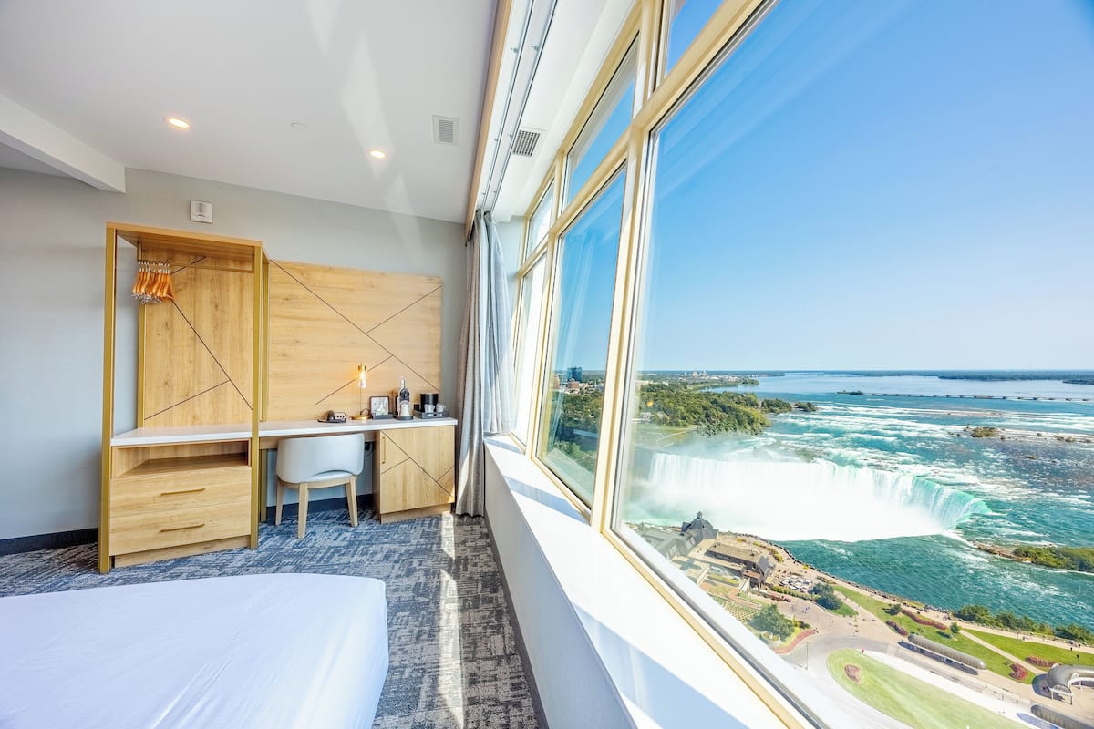 Canadian Fallsview Room | Desk, laptop workspace, free WiFi, bed sheets