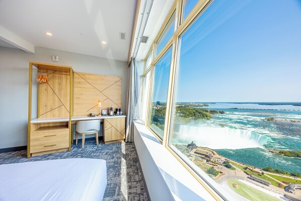 Canadian Fallsview Room | Desk, laptop workspace, free WiFi, bed sheets
