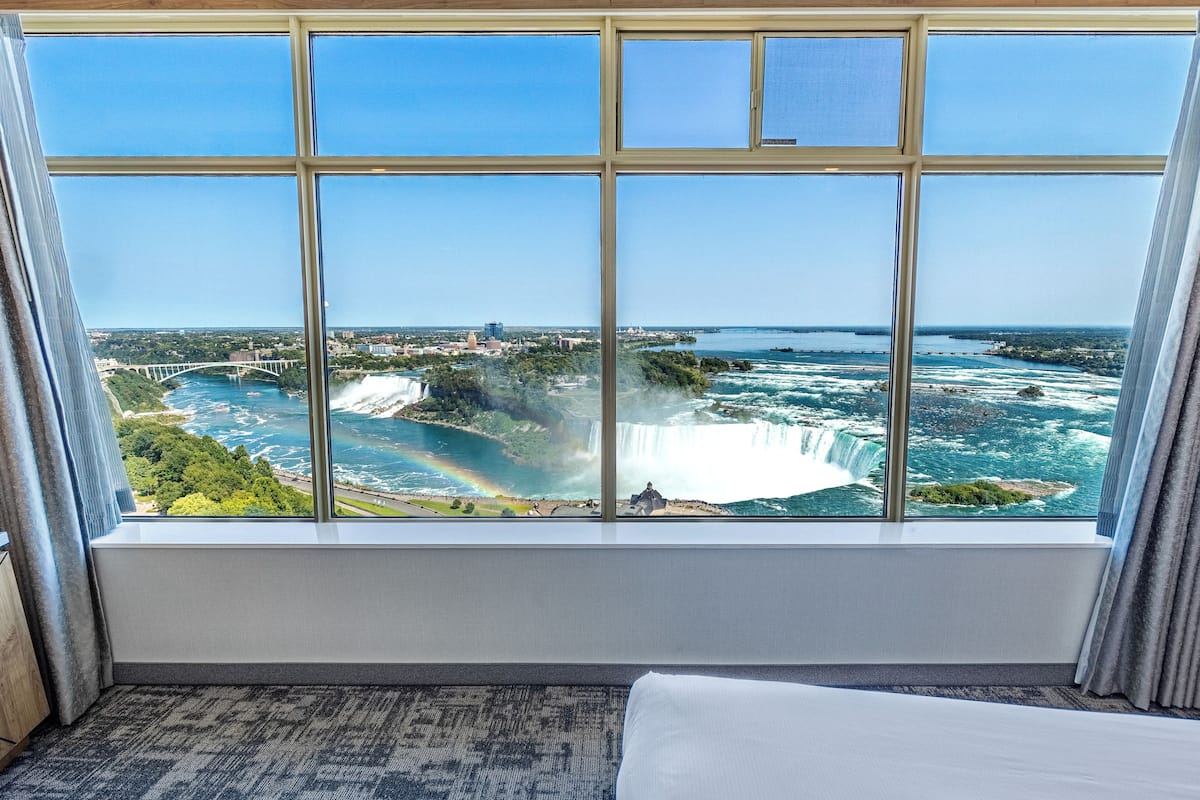 Premium Full Fallsview Room | Desk, laptop workspace, free WiFi, bed sheets