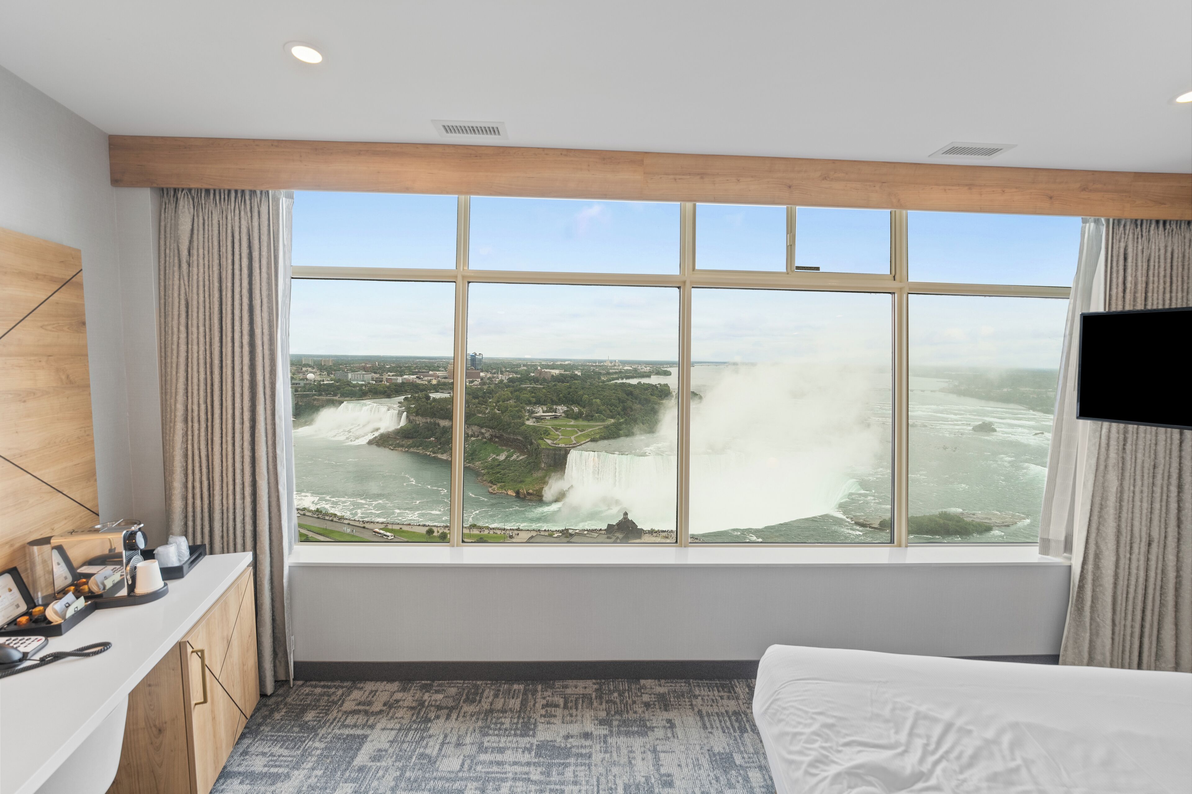 シングルルーム (Premium Full Fallsview Room) | デスク、ノートパソコン用作業スペース、WiFi (無料)、ベッドシーツ