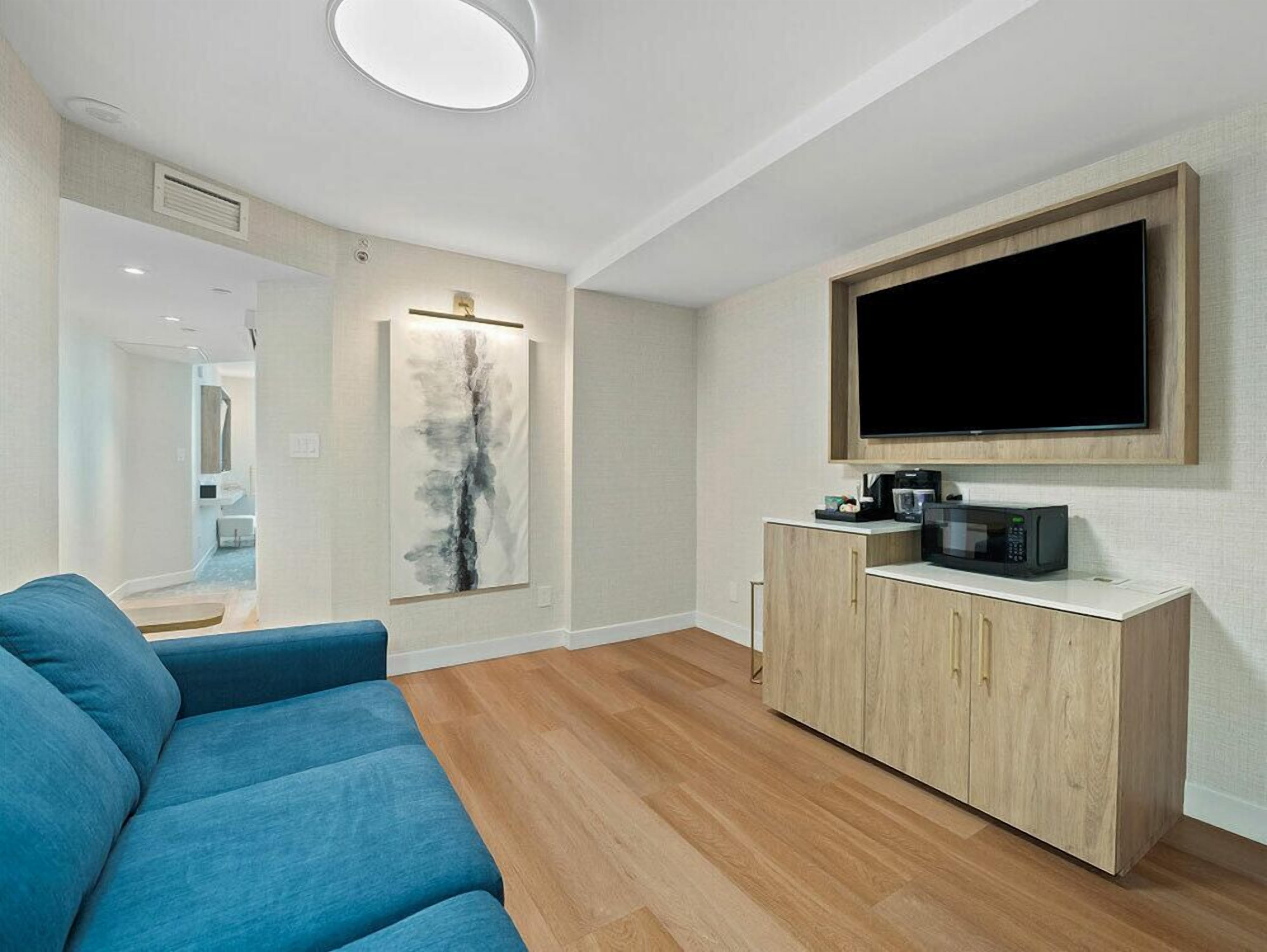 ジュニア スイート キングベッド 1 台ソファーベッド付き | リビング エリア | 薄型テレビ