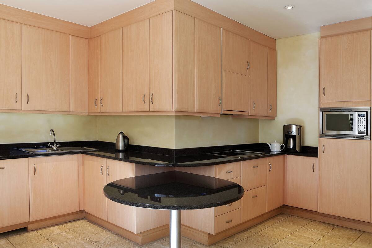 suite (nelson mandela platinum suite) | private kitchen | dining tables