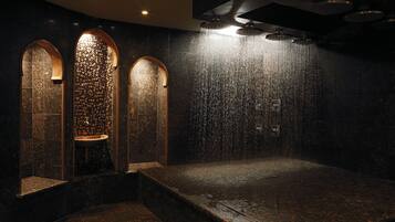 Salas de tratamiento para parejas, un sauna, una bañera de hidromasaje