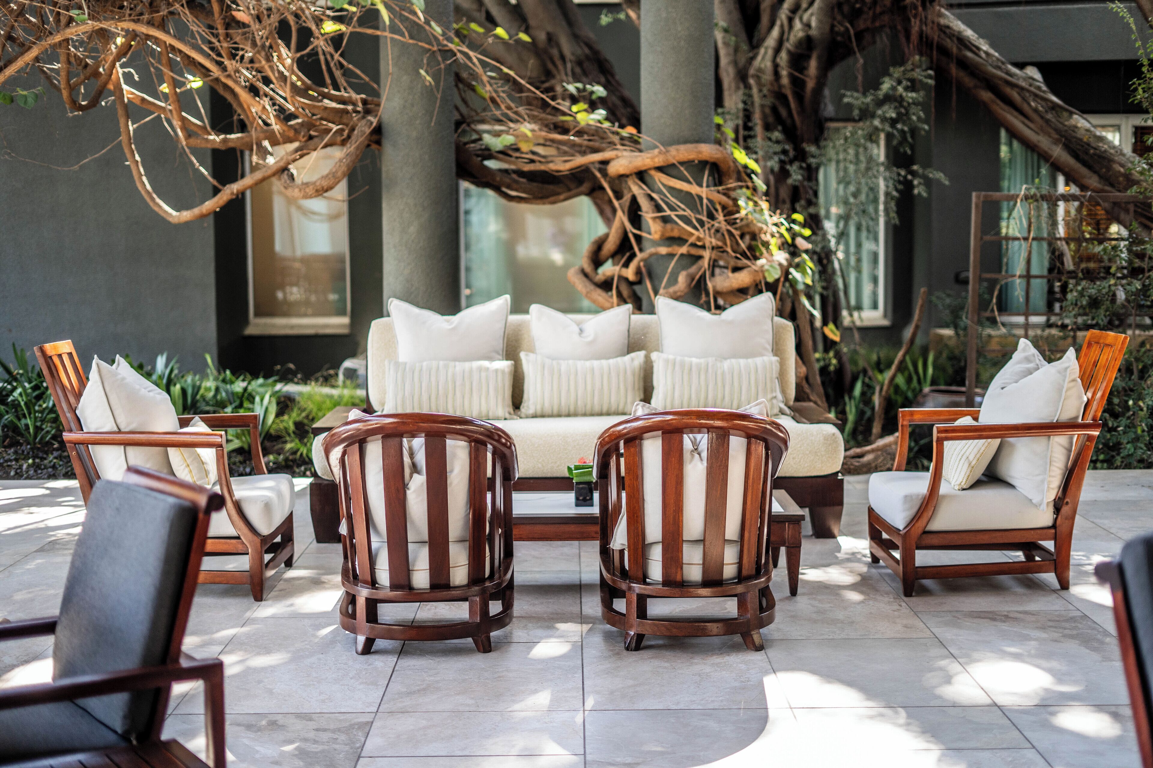 2 restaurants, breakfast, lunch, dinner served; international cuisine