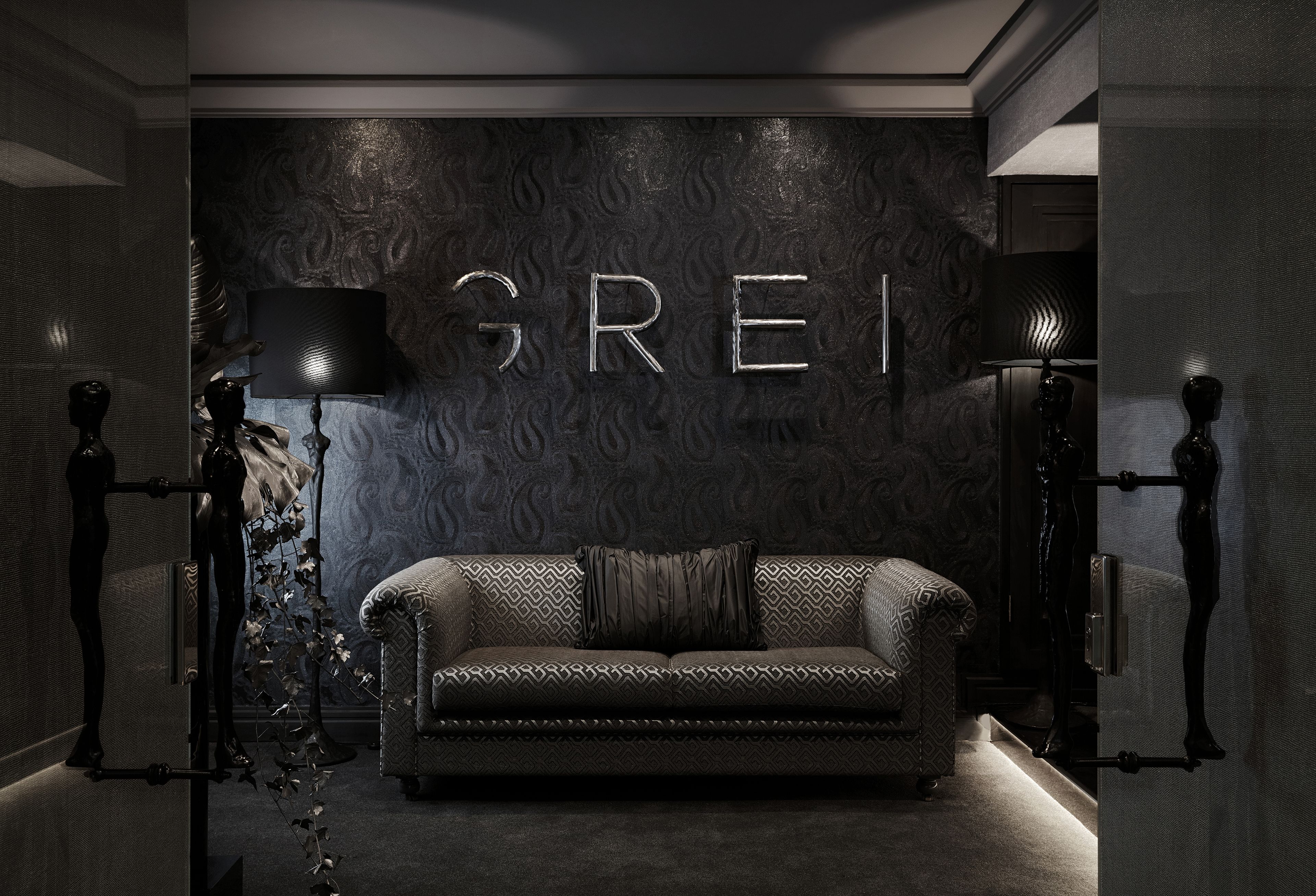 2 restaurants, breakfast, lunch, dinner served; international cuisine