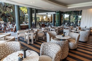 2 restaurants; ze serveren er ontbijt, lunch, diner en brunch 