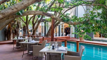 2 restaurants; breakfast, lunch, dinner, and brunch served