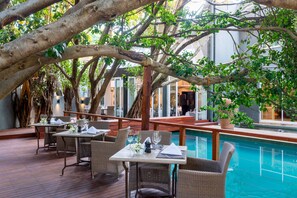2 restaurants; ze serveren er ontbijt, lunch, diner en brunch 