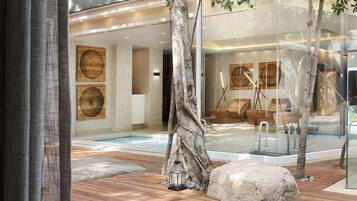 Salas de tratamiento para parejas, sauna y tina de hidromasaje