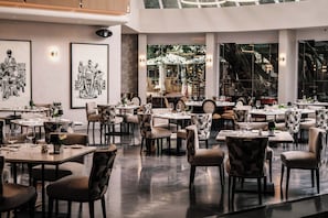 2 restaurants; ze serveren er ontbijt, lunch, diner en brunch 
