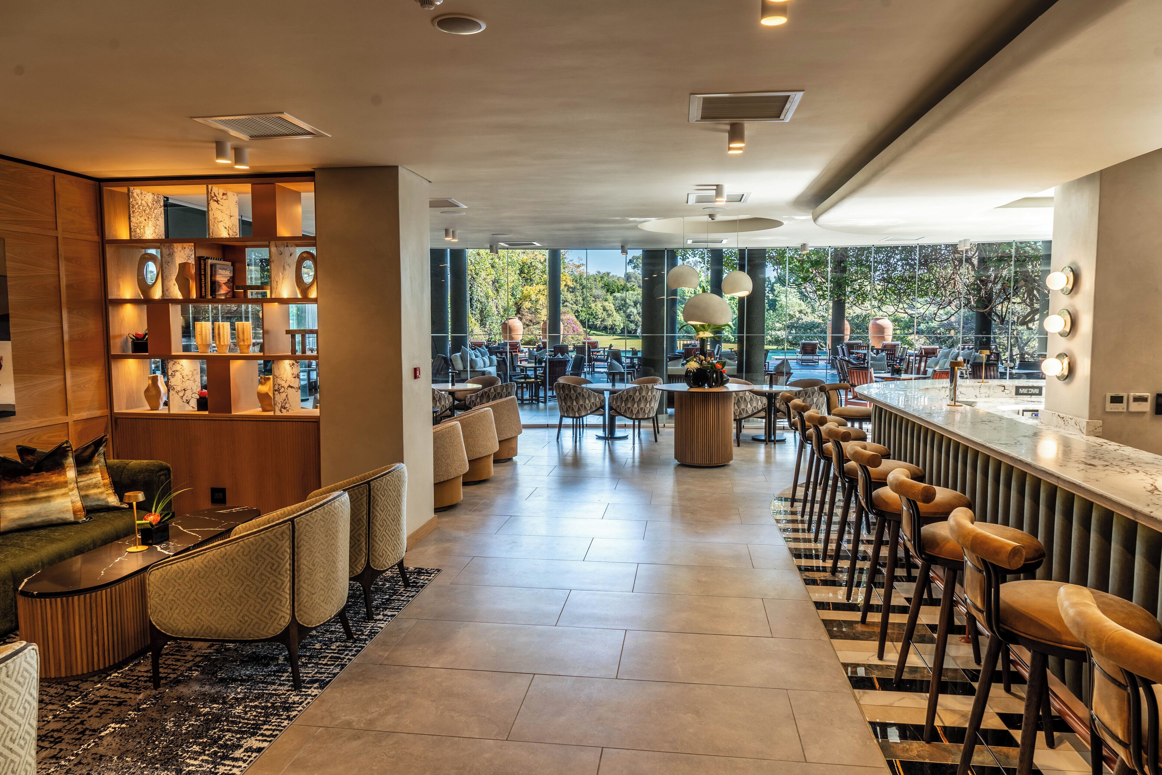 2 bares y bar junto a la piscina