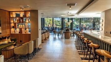 2 bar/lounge, bar a bordo piscina