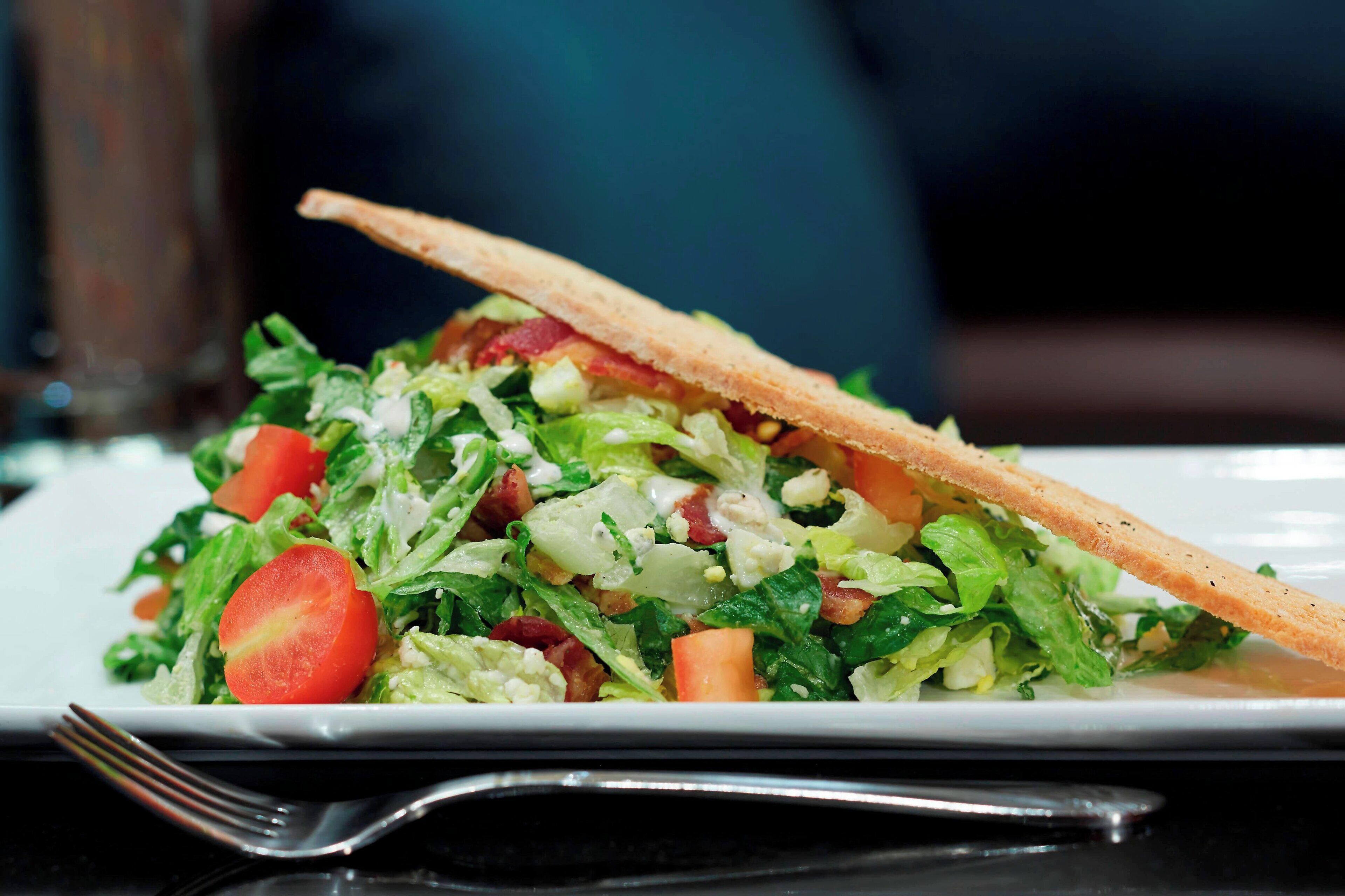 Ensalada con lechuga, tomates y crutones.