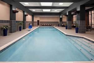 Una piscina cubierta