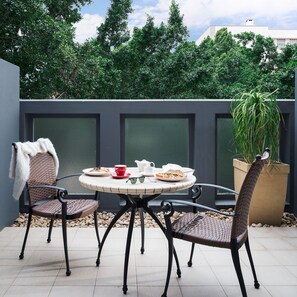 Aperto a colazione, cucina internazionale, con tavoli all'aperto 