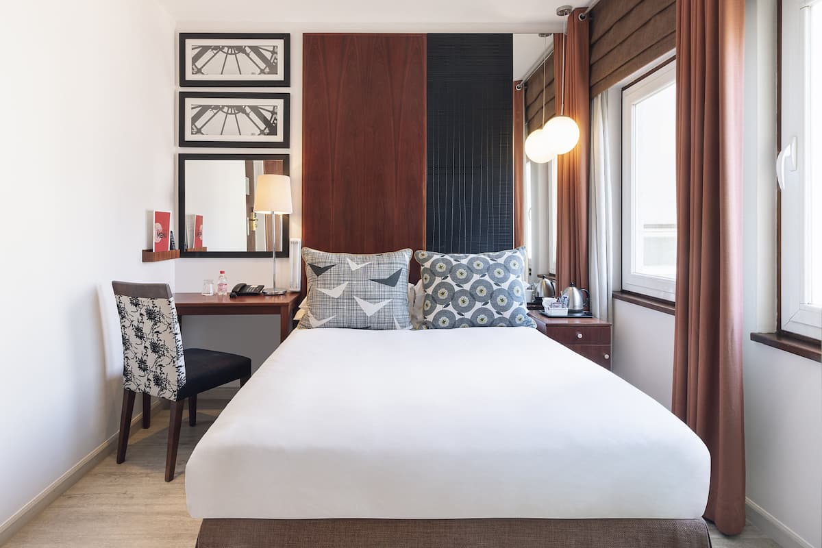 Snug Compact Room | Sengetøy av topp kvalitet, safe på rommet og skrivebord