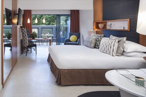 Suíte júnior | Roupas de cama premium, cofres nos quartos, escrivaninha